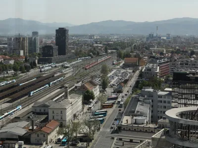 - 04.05.2022 - Emonika Urbani center - zemlji&scaron;če za načrtovani večnamenski objekt ob križi&scaron;ču Dunajske, Vilharjeve in Masarykove ceste, ki leži v neposredni bližini glavne avtobusne in železni&scaron;ke postaje v Ljubljani.železni&scaron;ka avtobusna postaja //FOTO: Luka Cjuha