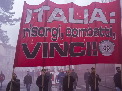 - povorka neofa&scaron;istov po gori&scaron;kih ulicah - Italijanska neofa&scaron;istična skupina CasaPound, simbolična fotografija - transparent Italia  - 23.05.2015 Gorica - Fa&scaron;istični in antifa&scaron;istični shod ob 100. obletnici vstopa Italije v 1. svetovno vojno pod geslom "Nekateri Italijani se ne predajo!", da bi slavili vojno ter smrti milijonov izkoristili za lastno promocijo - italijansko fa&scaron;istično gibanje Casa Pound izvedlo shod v Gorici in drugi protifa&scaron;istični antimilitaristični shod kot odgovor na shod fa&scaron;ističnega gibanja v organizaciji deželnega protifa&scaron;ističnega laboratorija kot miroljubno protimanifestacijo - zborovanje - prtestni shod - nacionalne demonstracije - manifestacija //FOTO: Jaka Gasar