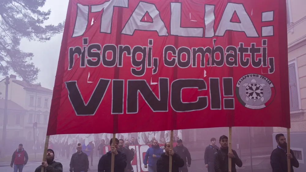 - povorka neofa&scaron;istov po gori&scaron;kih ulicah - Italijanska neofa&scaron;istična skupina CasaPound, simbolična fotografija - transparent Italia  - 23.05.2015 Gorica - Fa&scaron;istični in antifa&scaron;istični shod ob 100. obletnici vstopa Italije v 1. svetovno vojno pod geslom "Nekateri Italijani se ne predajo!", da bi slavili vojno ter smrti milijonov izkoristili za lastno promocijo - italijansko fa&scaron;istično gibanje Casa Pound izvedlo shod v Gorici in drugi protifa&scaron;istični antimilitaristični shod kot odgovor na shod fa&scaron;ističnega gibanja v organizaciji deželnega protifa&scaron;ističnega laboratorija kot miroljubno protimanifestacijo - zborovanje - prtestni shod - nacionalne demonstracije - manifestacija //FOTO: Jaka Gasar