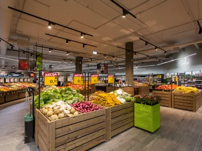 Podobno kot Mercator je bila tudi skupina Tu&scaron; prisiljena prodati &scaron;tevilne trgovske centre in jih od kupcev nato najeti.