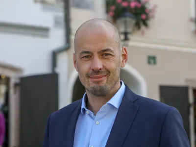 Tine Radinja,&nbsp;župan Občine &Scaron;kofja Loka:&nbsp;Občina že zdaj subvencionira avtobusne prevoze, prav tako intenzivno sodelujemo pri načrtovanju nadgradnje dvotirne glavne železni&scaron;ke proge Ljubljana&ndash;Kranj&ndash;Jesenice.