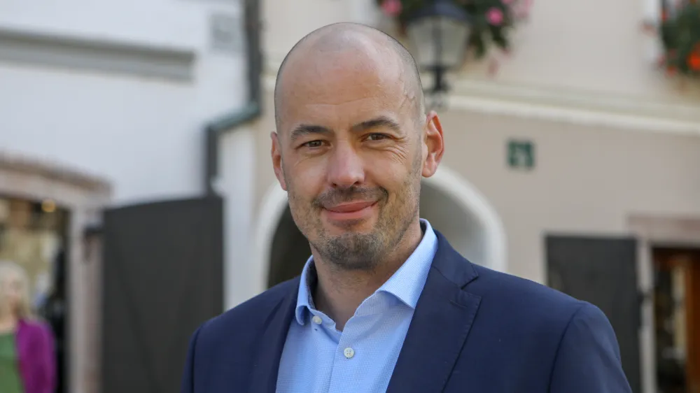 Tine Radinja,&nbsp;župan Občine &Scaron;kofja Loka:&nbsp;Občina že zdaj subvencionira avtobusne prevoze, prav tako intenzivno sodelujemo pri načrtovanju nadgradnje dvotirne glavne železni&scaron;ke proge Ljubljana&ndash;Kranj&ndash;Jesenice.