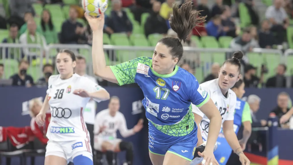 Krožna napadalka Nata&scaron;a Ljepoja (z žogo) je bila s petimi goli druga strelka Slovenije &ndash; za Ano Gros s &scaron;estimi &ndash; na tekmi proti Madžarski v Stožicah. Foto: Jaka Gasar