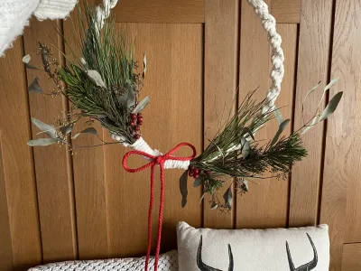 okrat smo idejo za adventni venček ali zgolj za okras na mizi ali na vratih obiskali Jano Kotesko. Poleg notranjega dizajna, s katerim se ukvarja že nekaj let, ustvarja tudi čudovite, po naročilu izdelane makrameje. 