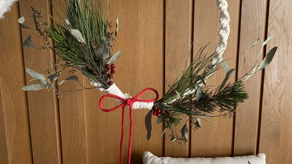 okrat smo idejo za adventni venček ali zgolj za okras na mizi ali na vratih obiskali Jano Kotesko. Poleg notranjega dizajna, s katerim se ukvarja že nekaj let, ustvarja tudi čudovite, po naročilu izdelane makrameje. 