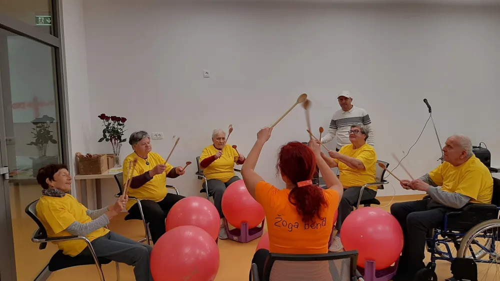 Odprtje novih prostorov so z nastopi pospremili stanovalci Doma upokojencev Kranj in uporabniki dnevnega varstva. Na fotografiji je zabavna zasedba Žoga banda.