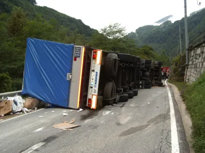 V prvih desetih mesecih letos so bili vozniki tovornih vozil udeleženih v nekaj več kot 2000 prometnih nesrečah.&nbsp;