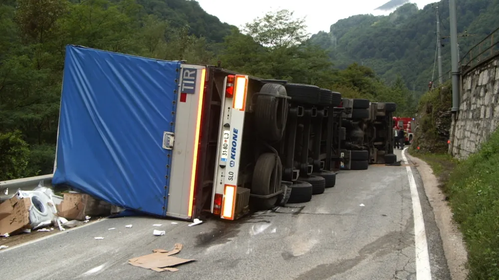 V prvih desetih mesecih letos so bili vozniki tovornih vozil udeleženih v nekaj več kot 2000 prometnih nesrečah.&nbsp;