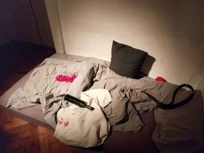 Postelja in krvavi madeži na njej, ob tem pa je sli&scaron;ati pripoved žrtve spolnega nasilja.