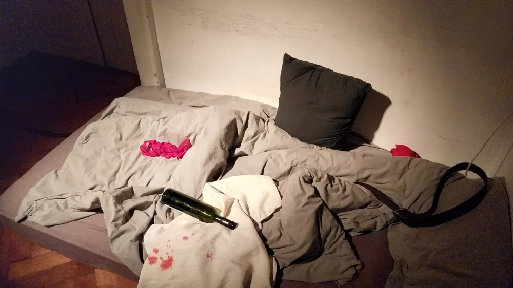 Postelja in krvavi madeži na njej, ob tem pa je sli&scaron;ati pripoved žrtve spolnega nasilja.