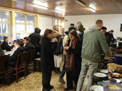 - 17.11.2022 - Participativna Ljubljanska Avtonomna Cona &ndash; PLAC, Linharotva cesta 43 - &raquo;zajtrk z DUTB&laquo;, - člani avtonomne cone pričakali delegacijo&nbsp;Družbe za upravljanje terjatev bank&nbsp;(DUTB), ki je želela vstopiti v PLAC in izvesti tehnični pregled brez dogovora&nbsp;//FOTO: Bojan Velikonja