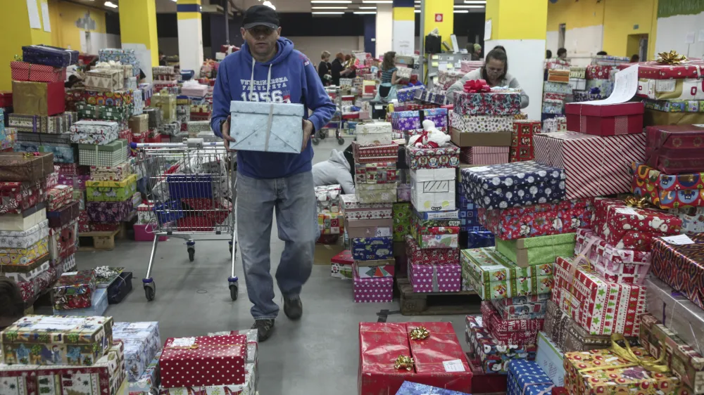 - 12.12.2015 - Udarni&scaron;ka akcija v Božičkovi tovarni - dobrodelna akcija Božiček za en dan - darila za otroke iz socialno ogroženih družin, ki so se zna&scaron;li na seznamu akcije in katerim so se dobri ljudje po vsej državi odločili polep&scaron;ati praznični čas ob koncu leta. - dobrodelnost -  ///FOTO: Luka Cjuha.