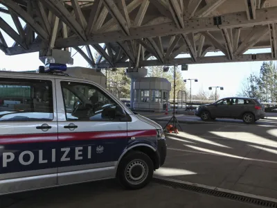 - 18.01.2016 - Avstrija - mejni prehod Karavanke - Avstrijska policija zaradi navala beguncev izvaja poostren nadzor na mejnih prehodih - preverjanje dokumentov pri prestopu državne meje  ///FOTO: Luka Cjuha.