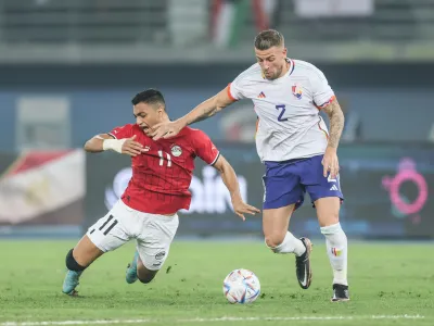 18 November 2022, Kuwait, Ardiya: Egypt's Mostafa Abdalia (L) and Belgium's Toby Alderweireld battle for the ball during the International friendly soccer match between Egypt and Belgium at Jaber Al-Ahmad International Stadium, in the Belgium's preparations for the FIFA World Cup Qatar 2022. Photo: Bruno Fahy/BELGA/dpa