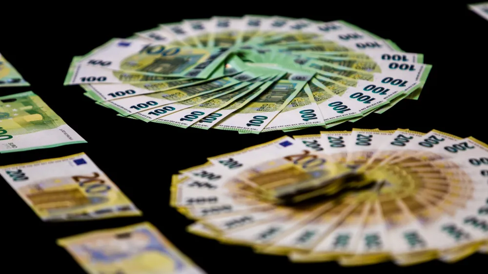 Poleg tega, da ne bo več stro&scaron;kov konverzije, se bodo z uvedbo evra znižala nadomestila za dvige gotovine na bankomatih na Hrva&scaron;kem, so pojasnili v Novi KBM. Fotografija je simbolična.