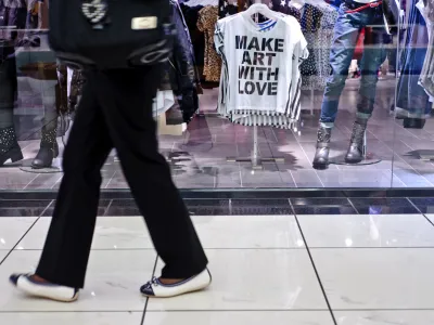 - simbolična fotografija - izložba - napis umetnost ljubezni - ljubezen<br><br><br>- BTC City Park - nakupovalno sredi&scaron;če v Ljubljani 2013 - potro&scaron;ni&scaron;tvo - potro&scaron;niki,potro&scaron;niki,nakupovanje<br><br><br><br>//FOTO: Tomaž Zajel&scaron;nik