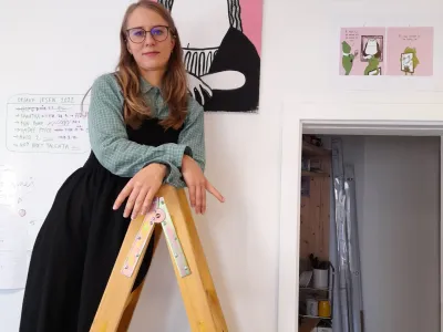 Ilustratorka in pisateljica Dora Ka&scaron;trun je dobitnica nalepke zlata hru&scaron;ka zaradi svojih zanimivih stripovskih junakov.