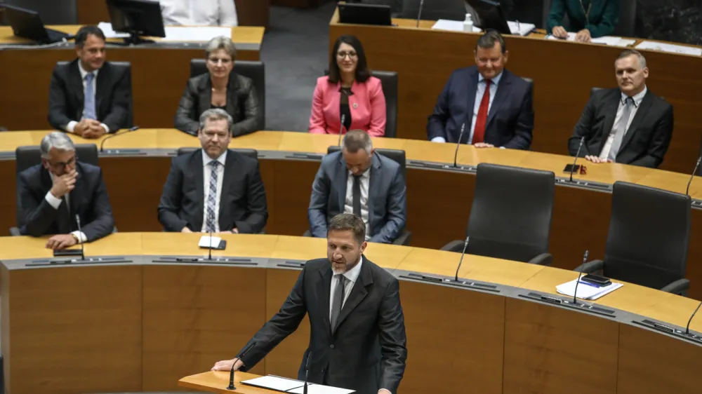 minister za finance Klemen Bo&scaron;tjančič (GS)- 01.06.2022 - Izredna seja DZ, na kateri so potrjevali 17. novih ministrov - 15. petnajsta Vlada Republike Slovenije RS v samostojni Sloveniji pod vodstvom predsednika vlade dr. Roberta Goloba -  //FOTO: Luka Cjuha