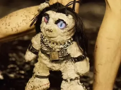 V sadomazohistično opravo oblečeni medvedki so pravzaprav torbice, ki so se pojavile na eni od modnih stez že v začetku tega leta.