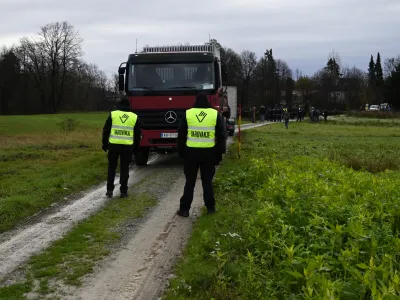Odvetnik mestne občine je napovedal, da bo varnostna služba 24 ur na dan varovala vzpostavljeno gradbi&scaron;če. Foto: Nik Erik Neubauer