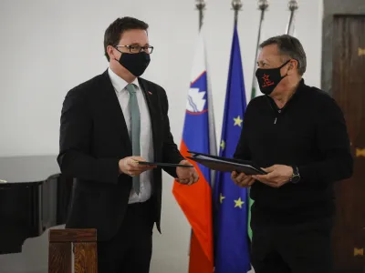Ljubljana, mestna hisa.<br>Podpis dogovora med vlado in Mestno obcino Ljubljana o izvajanju programov in nalog po zakonu o glavnem mestu RS za obdobje 2020-2023.<br>Minister za javno upravo Bostjan Koritnik in ljubljanski zupan Zoran Jankovic.