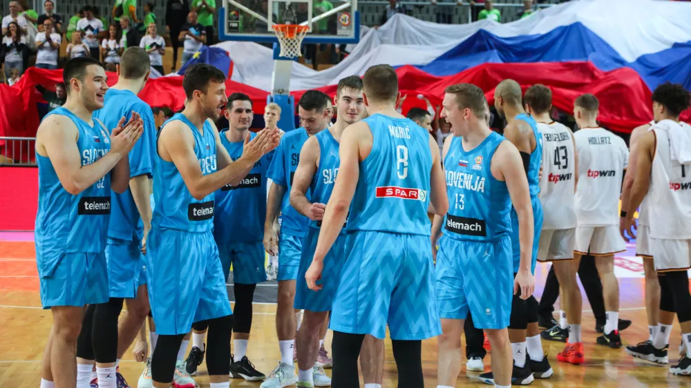 Slovenska ko&scaron;arkarska reprezentanca si je izborila nastop na svetovnem prvenstvu, ki bo prihodnje leto. Ostaja pa neznanka, kolik&scaron;en del Slovencev si bo pred TV-zasloni lahko to prvenstvo ogledal.