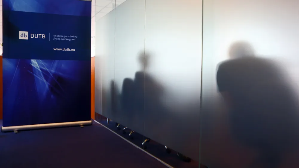 Simbolična fotografija DUTB, Družba za upravljanje s terjatvami- 29.05.2015 - Družba za upravljanje terjatev bank (DUTB) se je odločila, da s pretvorbo terjatev v kapital prevzela večje slovenske upravljalce hotelov s pripadajočimi zmogljivostmi - med terjatvami, ki so jih banke prenesle na DUTB, so tudi terjatve do družb, ki imajo v lasti hotele, med njimi Istrabenz turizem, Sava turizem in Hoteli Bernardin.//FOTO: Bojan Velikonja