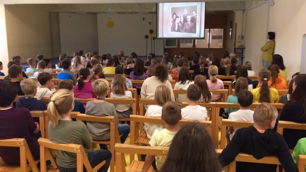 V Begunjah so učencem tretjih, četrtih in petih razredov predstavila dedi&scaron;čino Ansambla bratov Avsenik. *