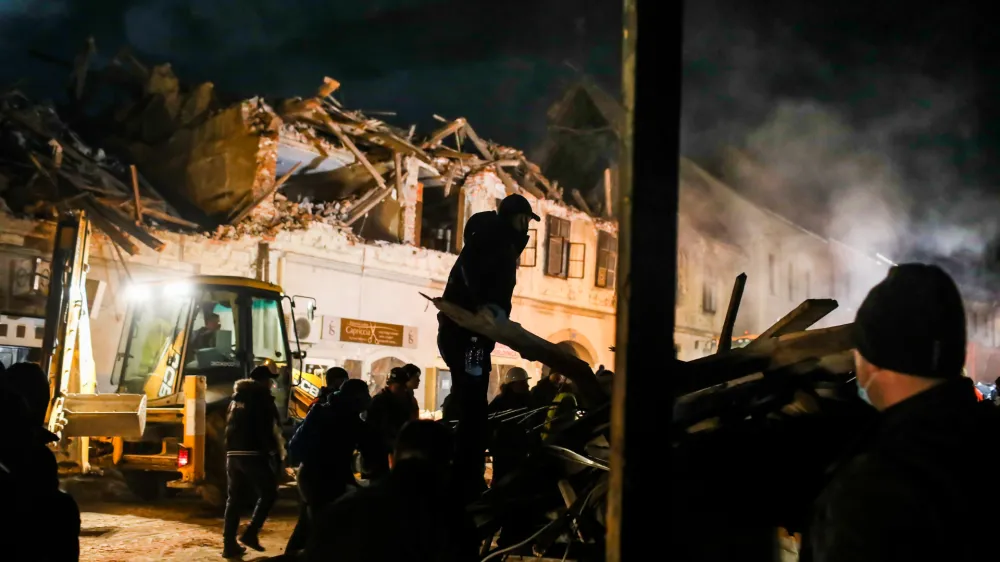 Petrinja, Trg Ftanja Tuđmana - 29.12.2020 &ndash; Hrva&scaron;ka - ru&scaron;ilni potres z magnitudo 6,3 na območju Petrinje jugovzhodno od Zagreba, ki je zahteval sedem smrtnih žrtev, med njimi tudi 12-letno deklico &ndash; //FOTO: Bojan Velikonja