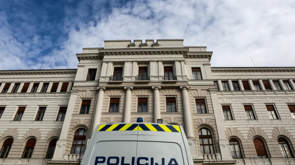 Vrhovno sodi&scaron;če je že drugič začasno ustavilo odločanje o dopustnosti izročitve tujih državljanov in na ustavno sodi&scaron;če podalo zahtevo za oceno ustavnosti.&nbsp;