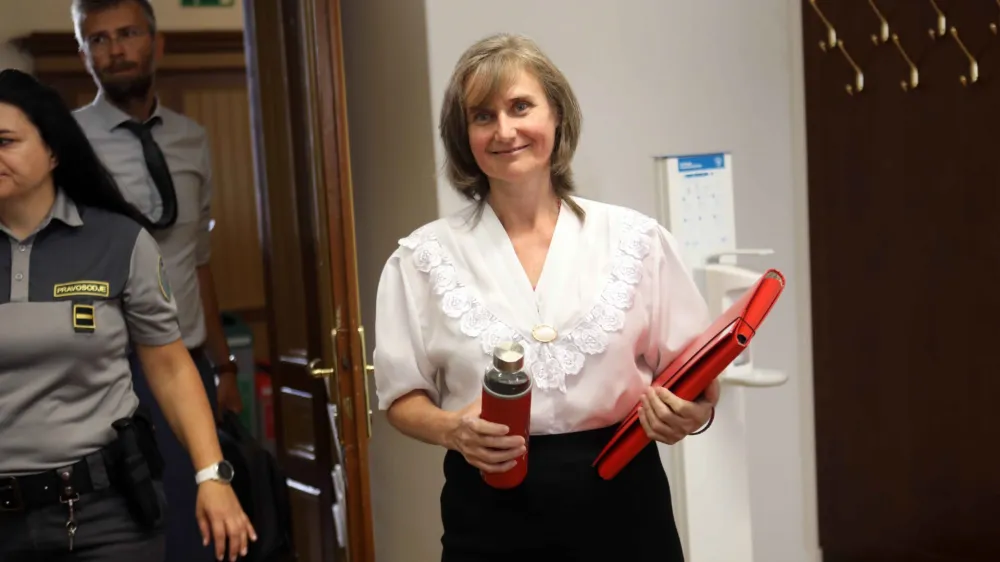 Tožilstvo Martini Veseljko očita, da je pod pretvezo duhovne rasti dve o&scaron;kodovanki načrtno ogoljufala za 180.000 evrov.
&nbsp;