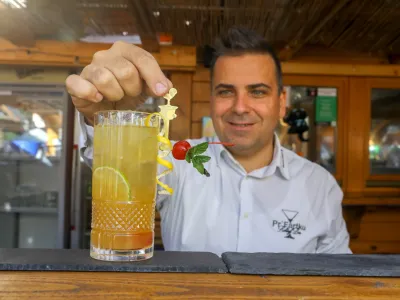 Tomaž Fartek, lastnik lokala Pr' Fartku in profesionalni barman - 3-kratni državni prvak v me&scaron;anju koktajlov in vice prvak sveta v me&scaron;anju in pripravi koktajlov leta 2018&nbsp;- 24.11.2022 - Koktajl bar Pr' Fartku, me&scaron;anje pijač - gostinski lokal na Gobavici nad Meng&scaron;em, Ogrinovo 4, Menge&scaron;&nbsp;//FOTO: Luka Cjuha