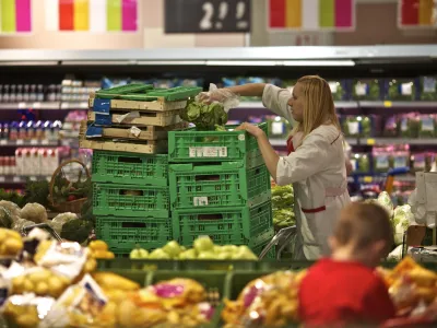trgovka<br><br><br>- tematska fotografija - marže pri trgovcih - razlika med nabavno in prodajno ceno blaga v trgovini, Mercator - potro&scaron;niki - nakupovanje //FOTO: Jaka Adamič