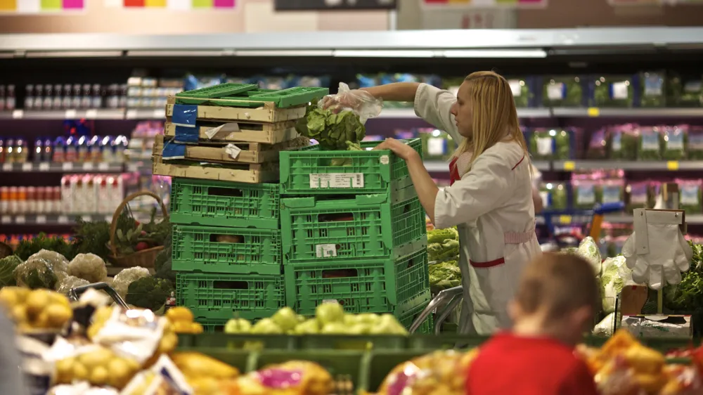 trgovka<br><br><br>- tematska fotografija - marže pri trgovcih - razlika med nabavno in prodajno ceno blaga v trgovini, Mercator - potro&scaron;niki - nakupovanje //FOTO: Jaka Adamič
