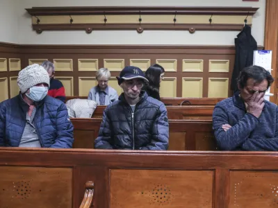 Tanja Čop, Sandi Mikulin, Branko Pavlovič (v prvi vrsti) in Erika Novak kazniva dejanja zanikajo.&nbsp;