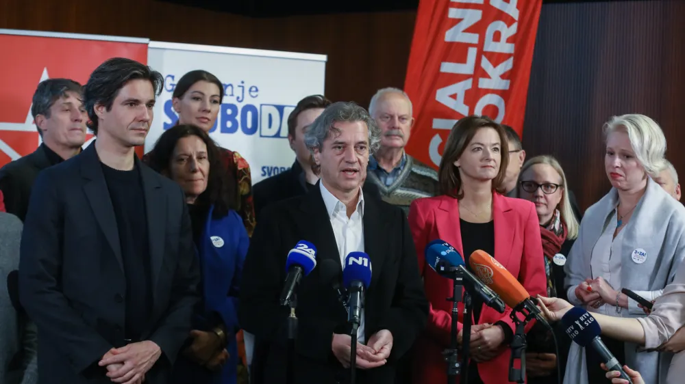  minister za delo, družino in socialne zadeve in koordinator Levice Luka Mesec (Levica), predsednik vlade dr. Robert Golob, ministrica za zunanje zadeve in predsednica SD Tanja Fajon (SD)- &scaron;tab Gibanja svobode, Levice in Socialnih demokratov - koalicija- 27.11.2022 &ndash; Referendumi 2022 &ndash; glasovanje o treh zakonodajnih referendumih, in sicer o&nbsp;noveli Zakona o vladi, noveli Zakona o dolgotrajni oskrbi in noveli Zakona o Radioteleviziji Slovenija&nbsp;&nbsp;//FOTO: Luka Cjuha