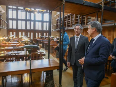 Premier Robert Golob je po včeraj&scaron;njem ogledu Narodne in univerzitetne knjižnice napovedal, da bo vlada gradnjo nove stavbe knjižnice financirala s povratnimi sredstvi iz načrta za okrevanje in odpornost.