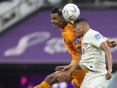 Nogometa&scaron; Nizozemske Cody Gakpo (levo) je na tekmi proti Katarju dosegel &scaron;e svoj tretji gol na tretji tekmi. F A