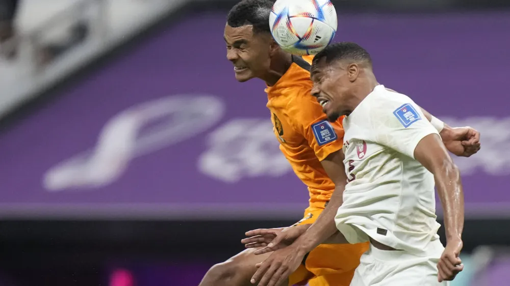 Nogometa&scaron; Nizozemske Cody Gakpo (levo) je na tekmi proti Katarju dosegel &scaron;e svoj tretji gol na tretji tekmi. F A