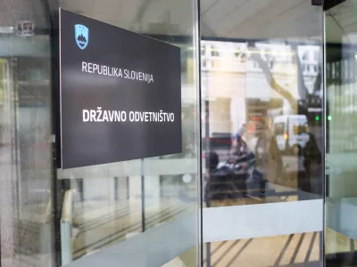 Disciplinska komisija državnega odvetni&scaron;tva čaka na imenovanje treh sodnikov, čakanje pa se zaradi zakonodajnega zapleta utegne zavleči.