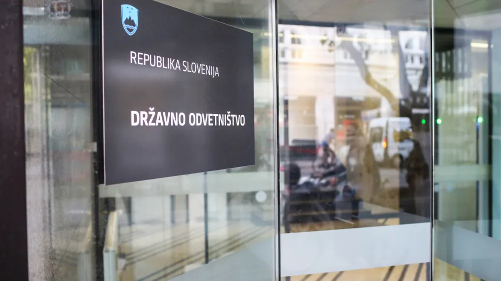 Disciplinska komisija državnega odvetni&scaron;tva čaka na imenovanje treh sodnikov, čakanje pa se zaradi zakonodajnega zapleta utegne zavleči.