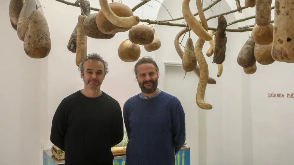 kustos Jani Pirnat&nbsp;in Leone Contini, italijanski multimedijski umetnik, filozof in kulturni antropolog - 29.11.2022 &ndash; Galerija Vzigalica &ndash; razstava Leoneja Continija z naslovom Konstruirane krajine.&nbsp;//FOTO: Luka Cjuha