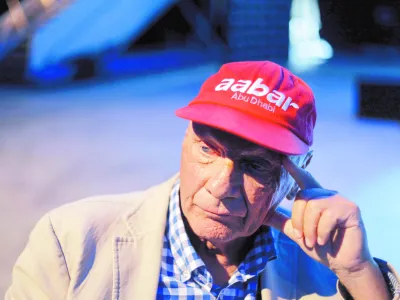 Niki Lauda, legenda Formule 1 in uspe&scaron;en poslovnež - trikratnega zmagovalca svetovnega prvenstva je zgodovinska nesreča leta 1976 vidno zaznamovala - kasneje je prevzel vlogo svetovalca ekipe Mercedes, lansiral lastno letalsko linijo Lauda Air, napisal pet biografskih knjig ter se preizkusil tudi v Hollywoodu.    //FOTO: Jaka GasarOPOMBA: ZA OBJAVO V PRILOGI &ndash; DNEVNIKOV OBJEKTIV - INTERVJU 2013