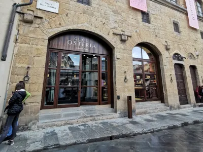 Osteria Gucci v Firencah, edini tak&scaron;en lokal, ki ga je Gucci postavil v Evropi. Ostali so v Seulu, Tokiju in v Los Angelesu. 