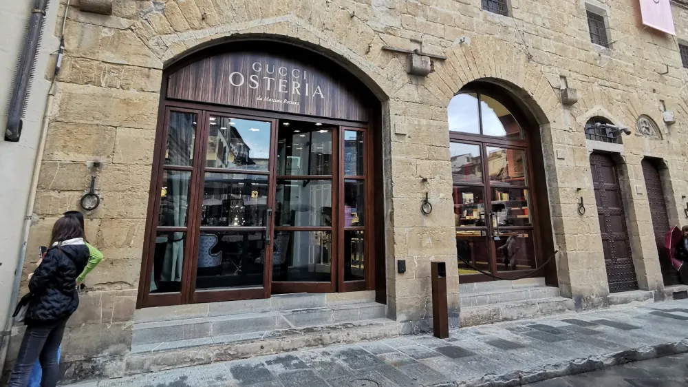 Osteria Gucci v Firencah, edini tak&scaron;en lokal, ki ga je Gucci postavil v Evropi. Ostali so v Seulu, Tokiju in v Los Angelesu. 