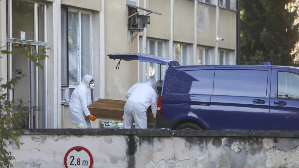 - Bolnica Petra Držaja v &Scaron;i&scaron;ki &ndash; prostori za covid bolnike - pogrebna služba, mrtvi, krsta - 03.11.2020 - 30 dnevna epidemija Koronavirus COVID-19 v Sloveniji &ndash; Covid bolniki so name&scaron;čeni na petih lokacijah po Ljubljani, in sicer na infekcijski kliniki, ortopedski kliniki, novi pediatrični kliniki, stari pediatrični kliniki in v bolni&scaron;nici Petra Držaja //FOTO: Jaka Gasar