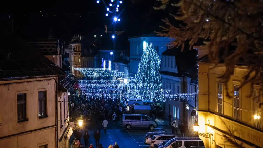 novoletno okra&scaron;en kamnik