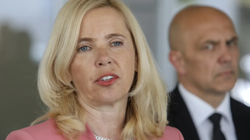 nova ministrica za notranje zadeve mag. Tatjana Bobnar, novi v.d. generlani direktor Policije mag. Bo&scaron;tjan Lindav - 02.06.2022 &ndash; Ministrstvo za notranje zadeve - Izjava za javnost nove ministrice za notranje zadeve mag. Tatjane Bobnar in novega v. d. generalnega direktorja policije mag. Bo&scaron;tjana Lindava //FOTO: Jaka Gasar