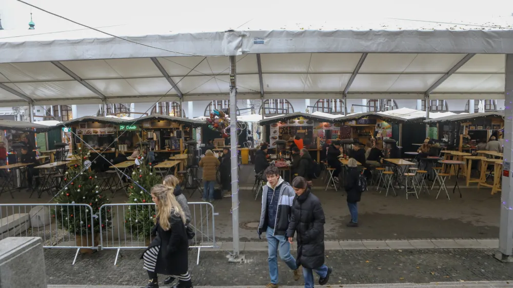 - 2.12.2022 &ndash; Veseli December v Ljubljani 2022 - novoletno okra&scaron;ena Ljubljana - Pogačarjev trg - prireditveni &scaron;otor&nbsp;//FOTO: Luka Cjuha