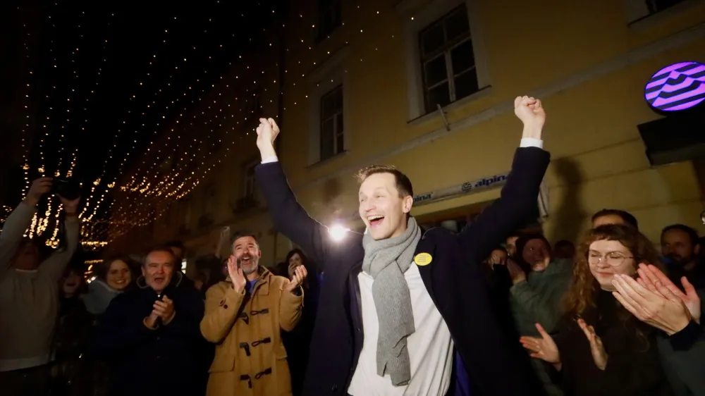 Zmagoslavje Matije Kovača v sredi&scaron;ču Celja, kjer mu je čestital tudi Bojan &Scaron;rot, ki se po 24 letih županovanja poslavlja.